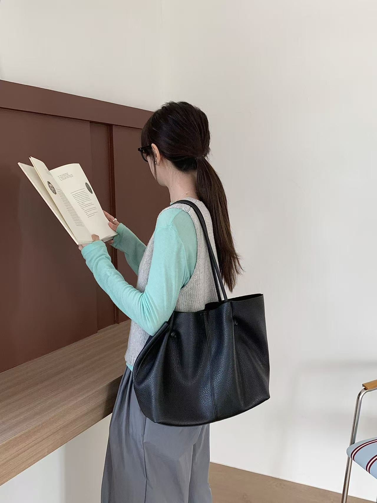 Women's Idle Large Capacity Solid Color Commute Easy Women's Handbag