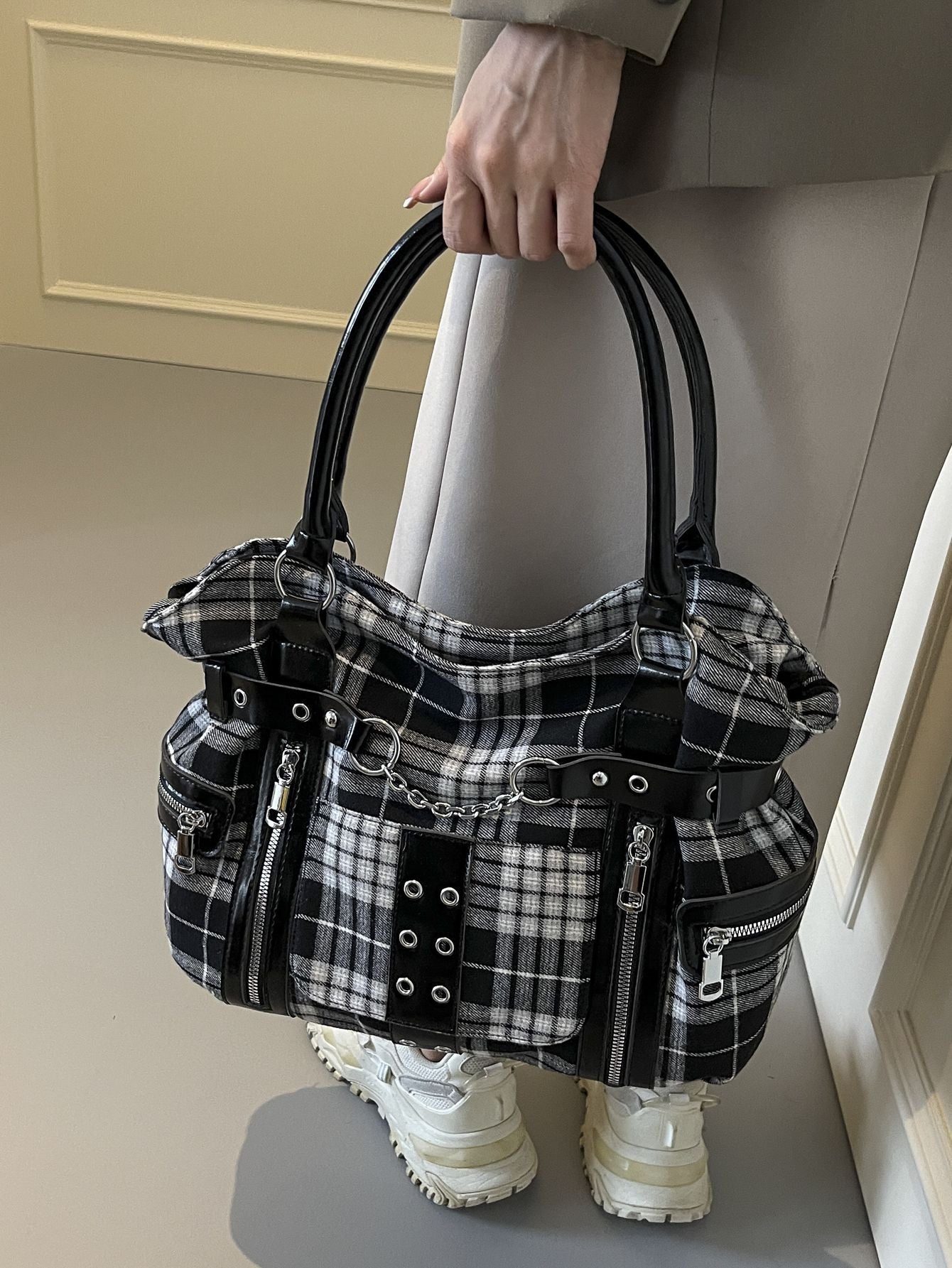 Women's Motorcycle Rivet Large Capacity Portable Class Women's Messenger Bag