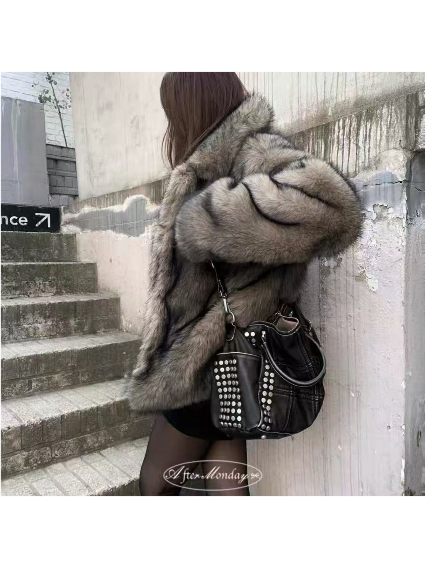 Women's Style Large Capacity Rivet Pillow Portable Women's Handbag