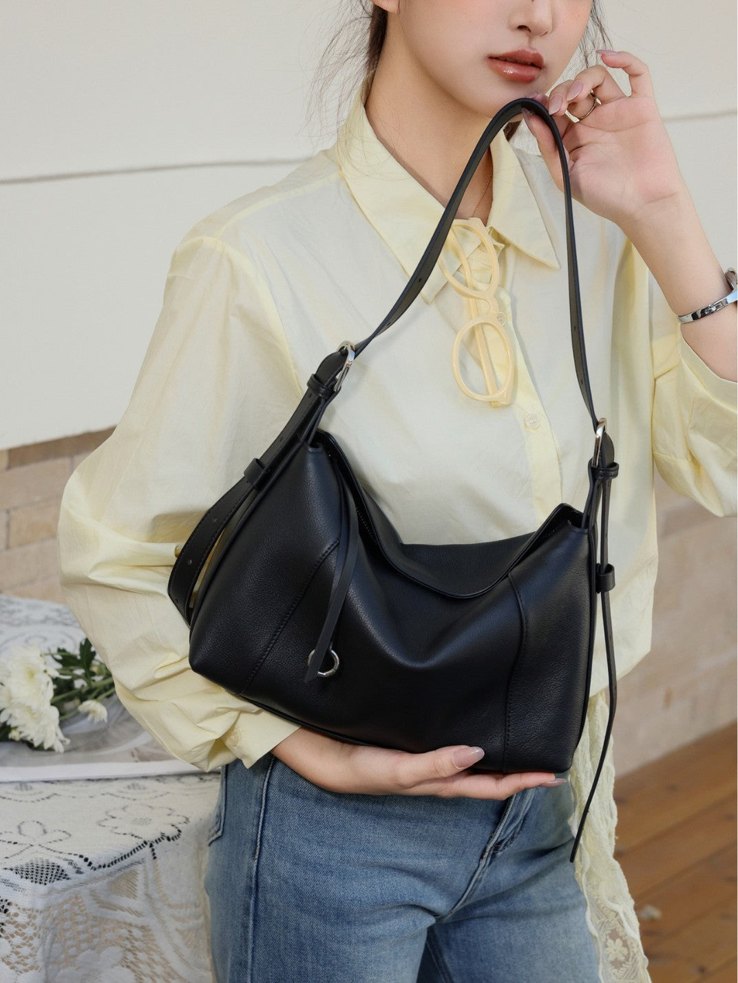 Women's Large Capacity Simple Commute Leather First Bags
