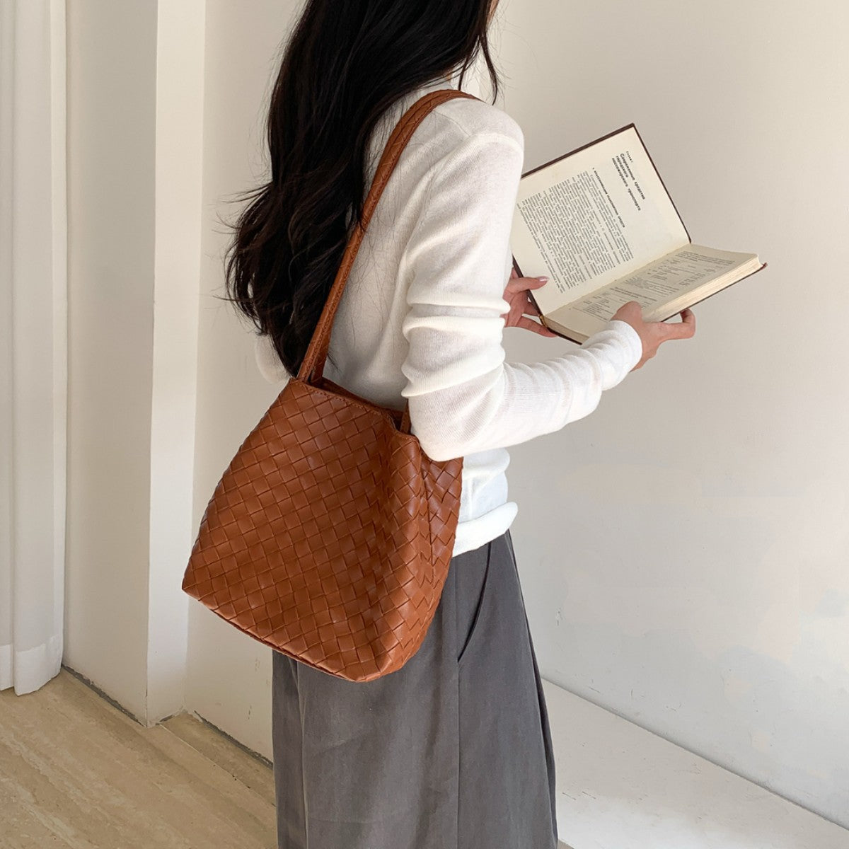 Women's Retro Woven Design High-grade Versatile Fashion Bucket Bag