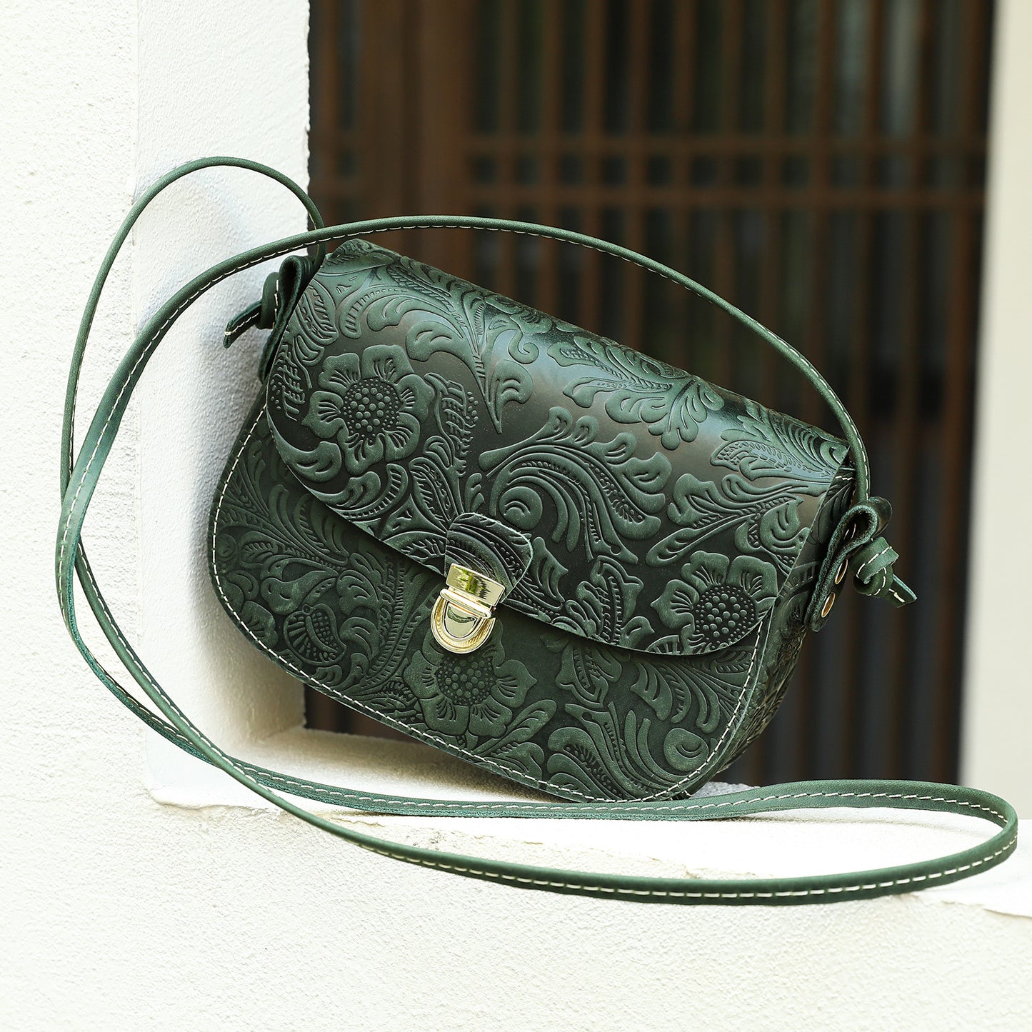 Women's Crazy Horse Leather Retro Embossing Fashion Women's Messenger Bag