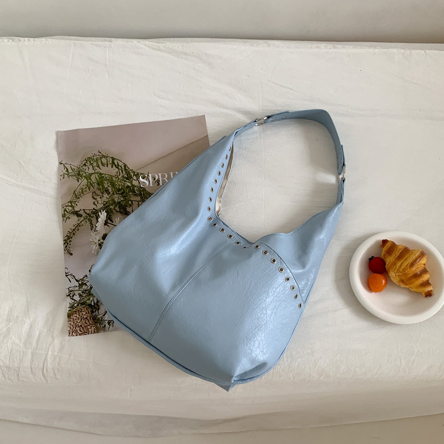 Women's Leisure Commute Rivet Horizontal Large Capacity Retro Style High-grade Tote Bag