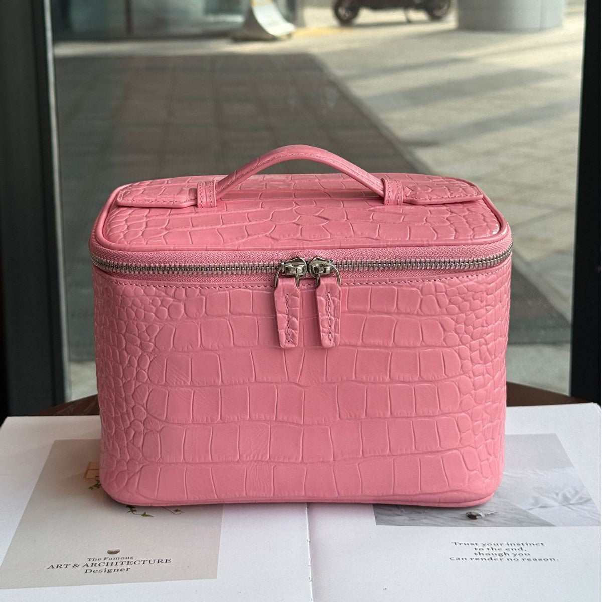 Genuine Cattlehide Leather Surface Crocodile Pattern Pink Wind Portable Storage Makeup Bag