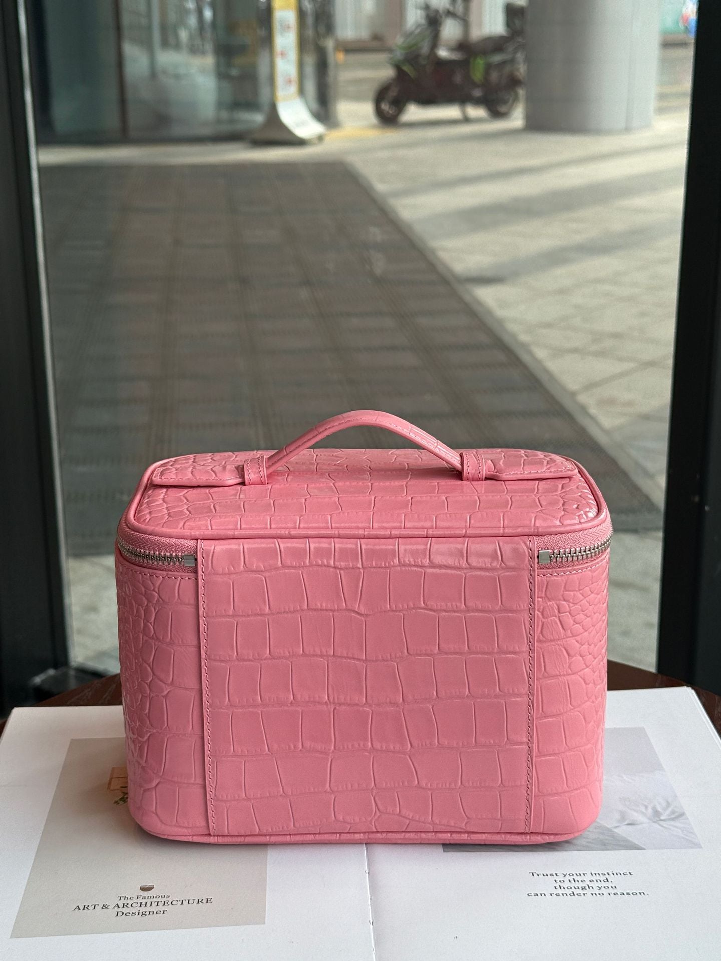 Genuine Cattlehide Leather Surface Crocodile Pattern Pink Wind Portable Storage Makeup Bag