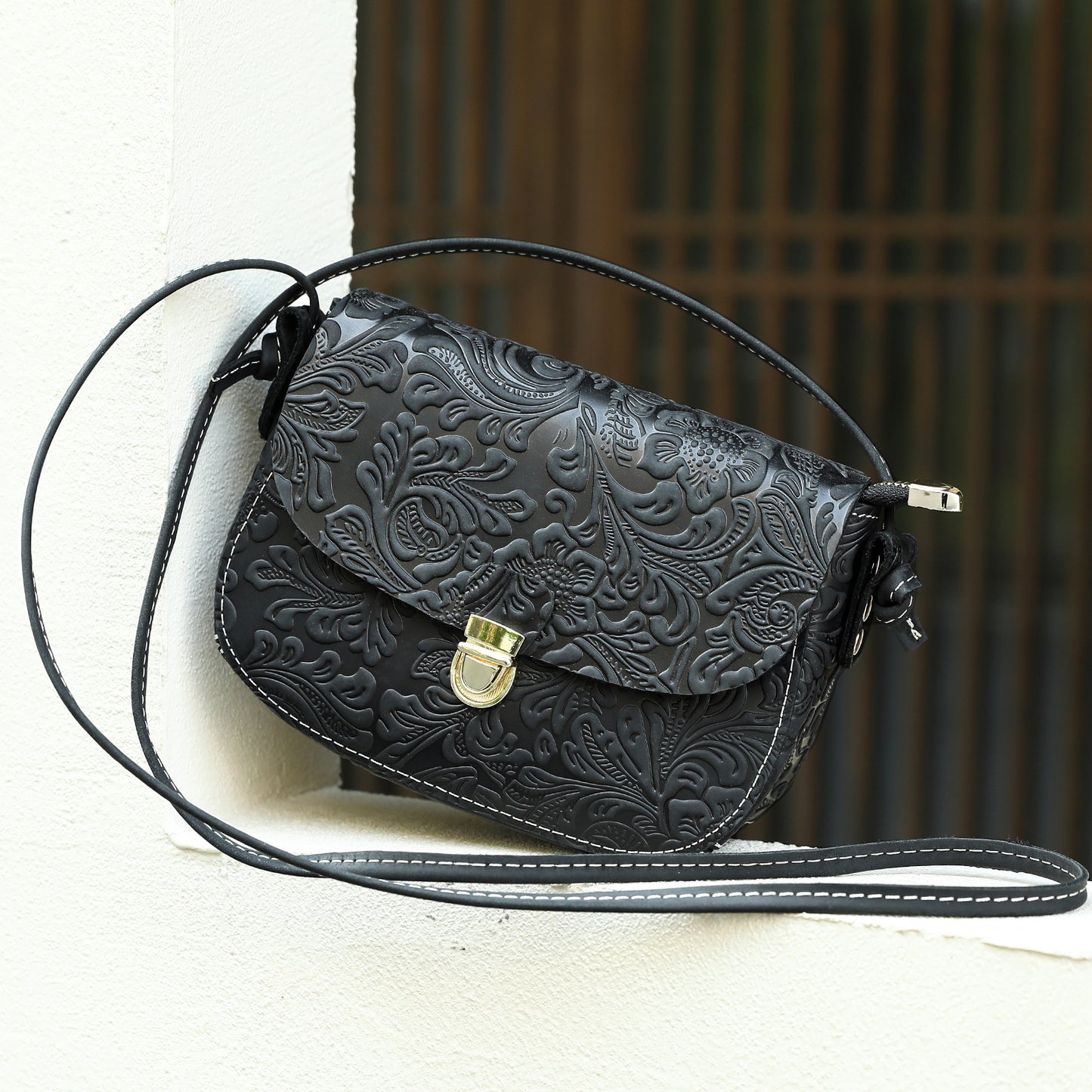 Women's Crazy Horse Leather Retro Embossing Fashion Women's Messenger Bag