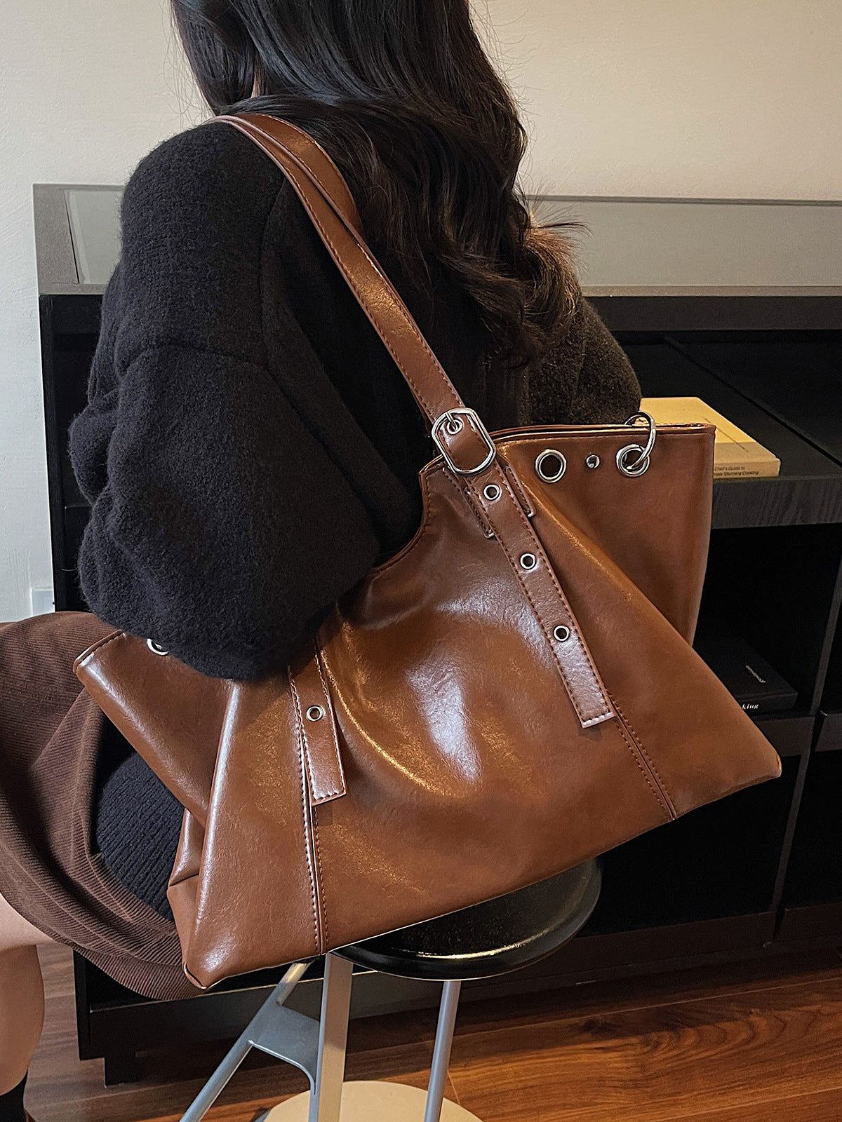 Women's Retro Large Capacity Fashion Commuter Loose Bags