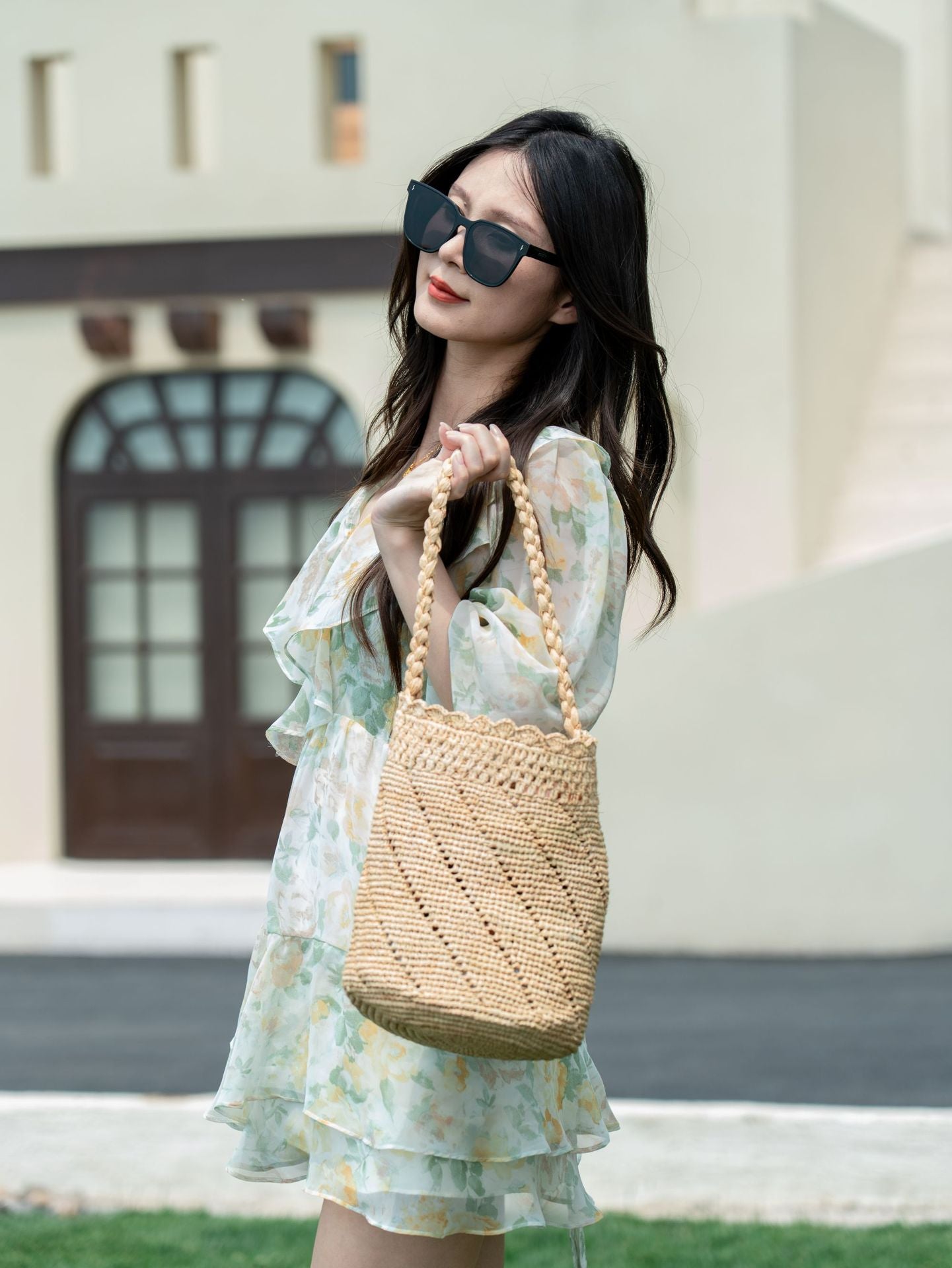 Women's High-grade Raffia Hand-woven Straw Vacation Beach Bucket Bag