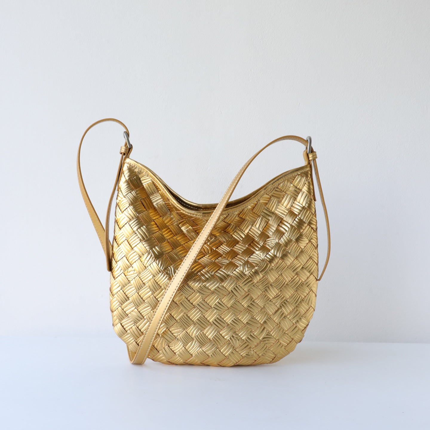 Women's High-grade Lightweight Woven Fashionable Leather Underarm Bag