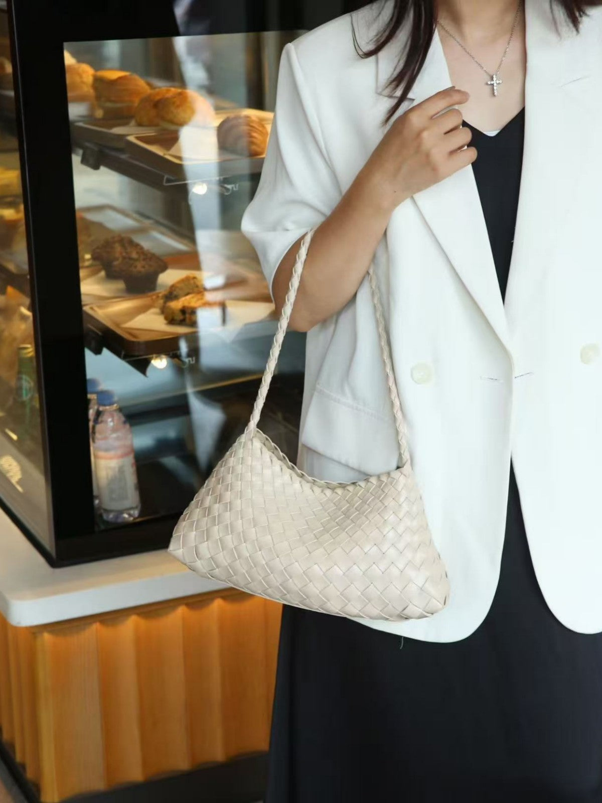 Women's Sense Authentic Leather Weave Underarm Versatile Vegetable Basket Women's Shoulder Bag
