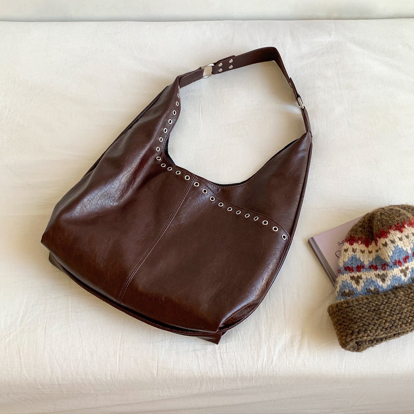 Women's Leisure Commute Rivet Horizontal Large Capacity Retro Style High-grade Tote Bag