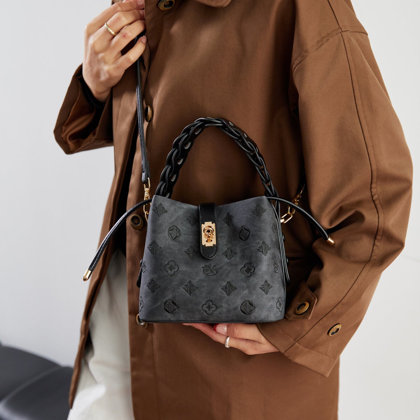 Women's Luxury Style Woven Vegetable Basket Embossed Bucket Bag