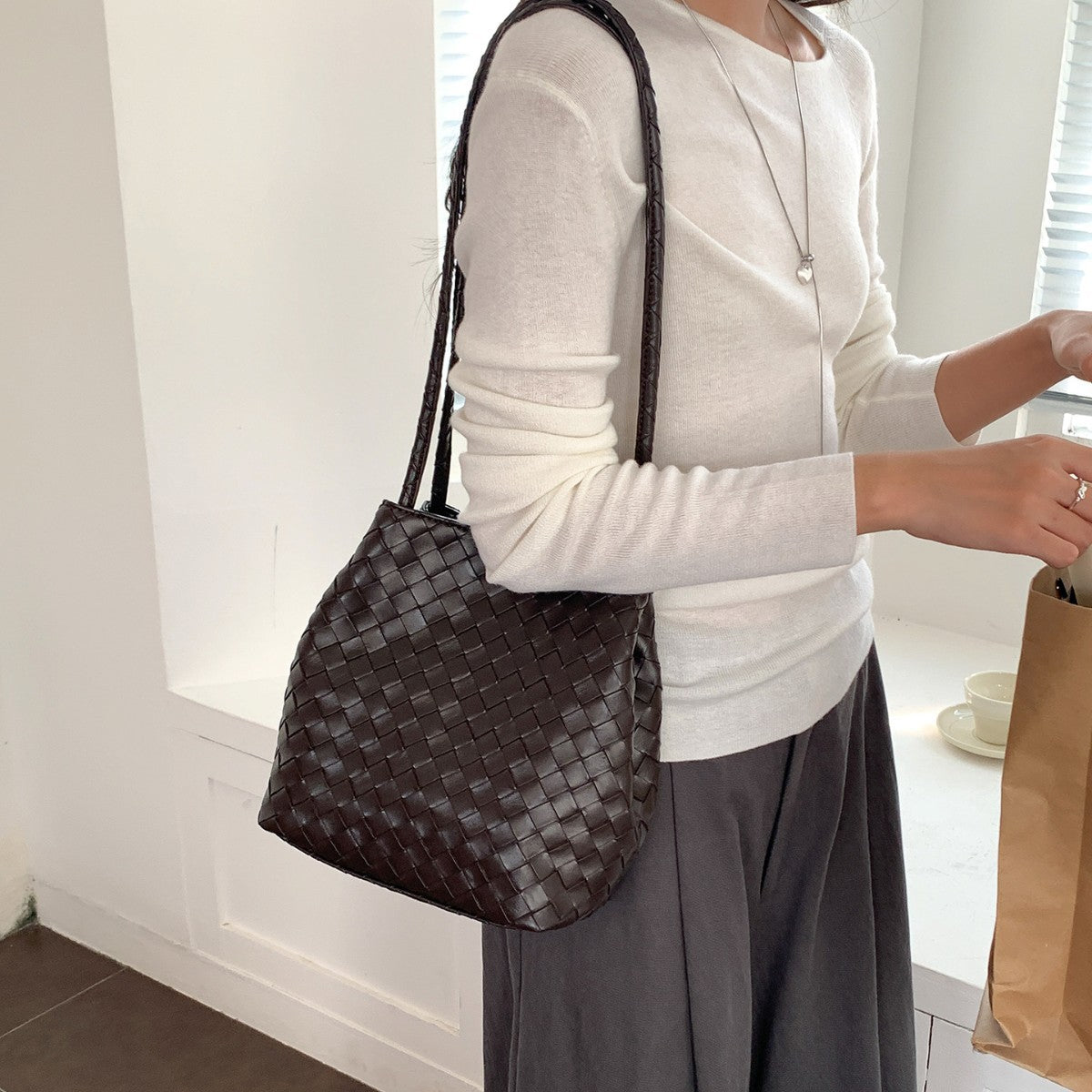 Women's Retro Woven Design High-grade Versatile Fashion Bucket Bag
