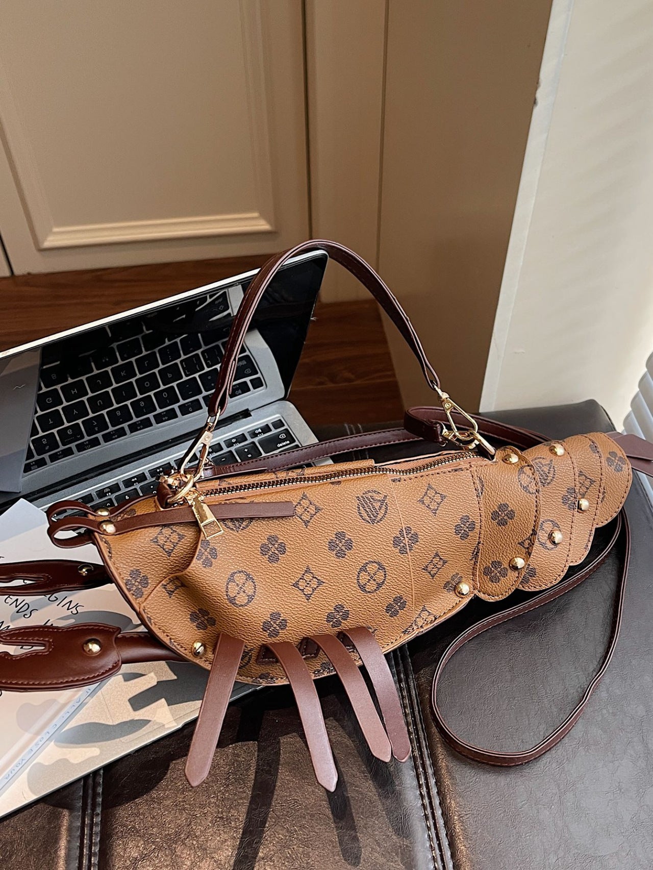Creative Niche Fun Lobster Funny Old Women's Messenger Bag