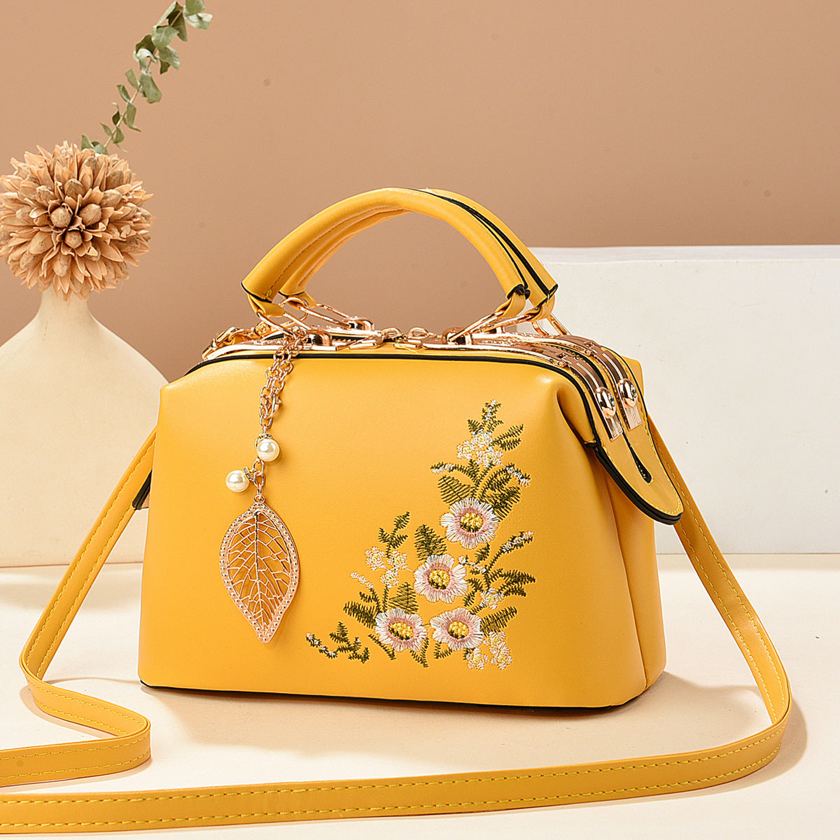 Women's Capacity National Style Floral Dignified Elegant Women's Shoulder Bag
