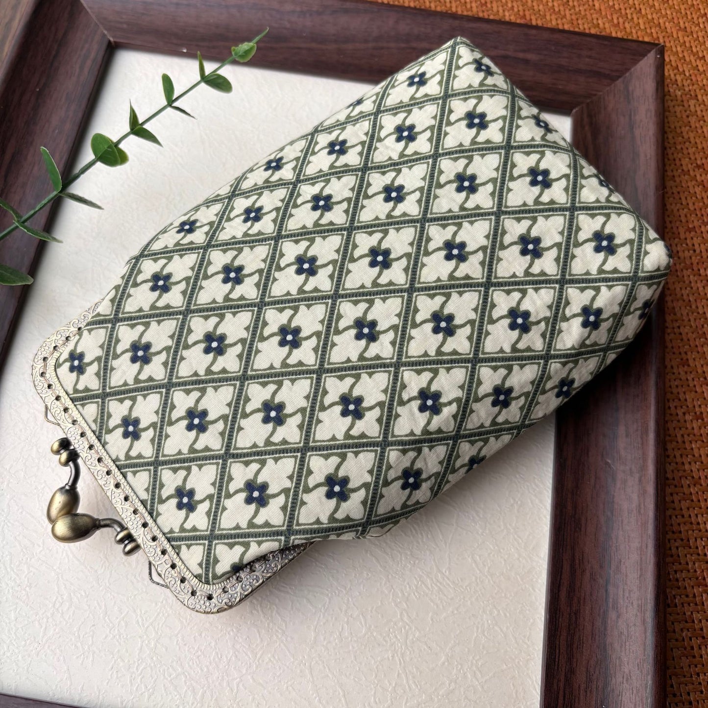 Finished Ancient Style Female Vertical Retro Tassel Frame Mobile Phone Bag