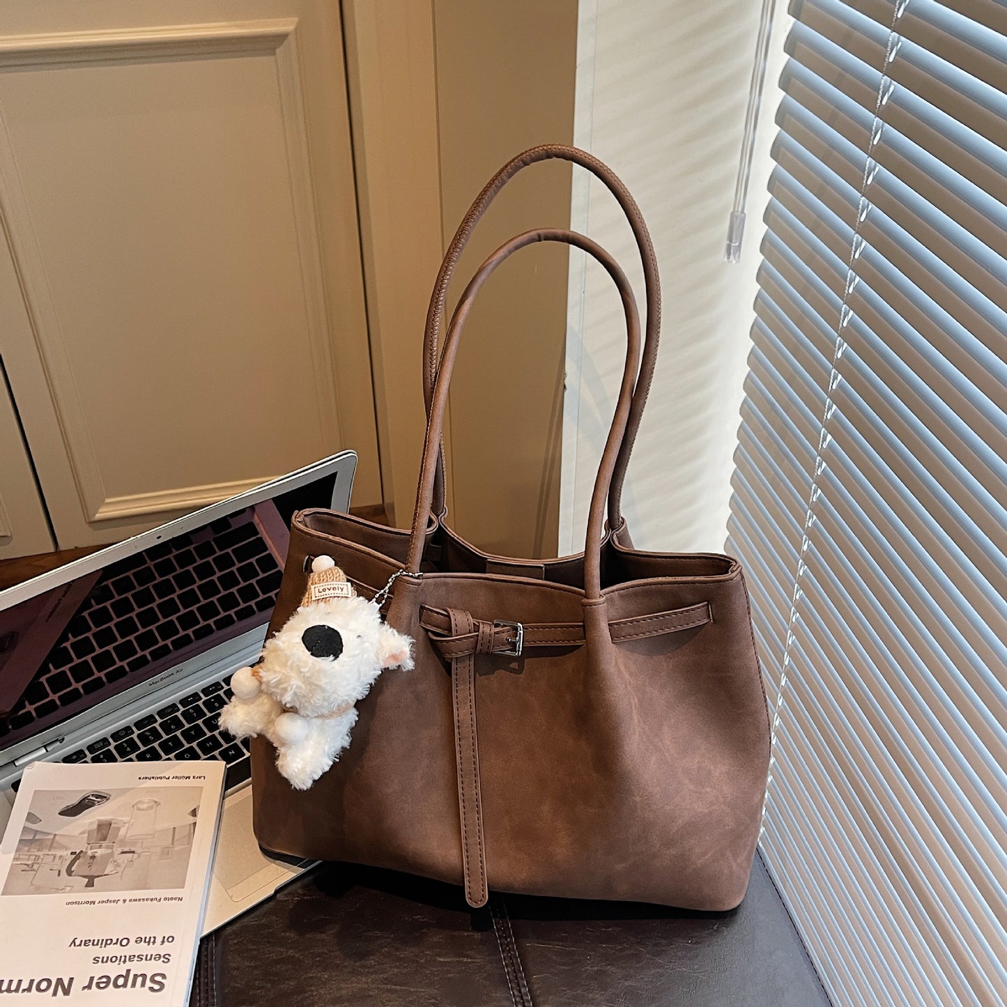 Women's Capacity Retro Fashion Western Style Niche Simple Leisure Handbags