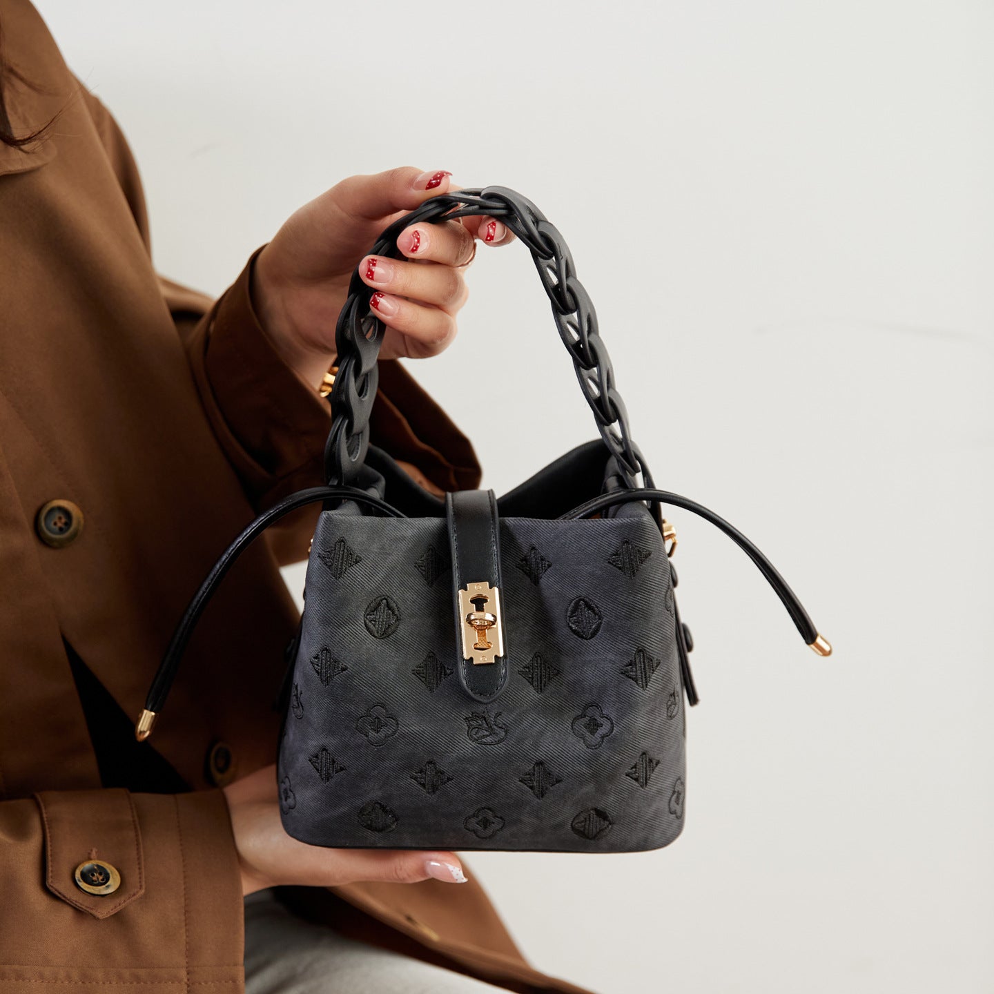 Women's Luxury Style Woven Vegetable Basket Embossed Bucket Bag