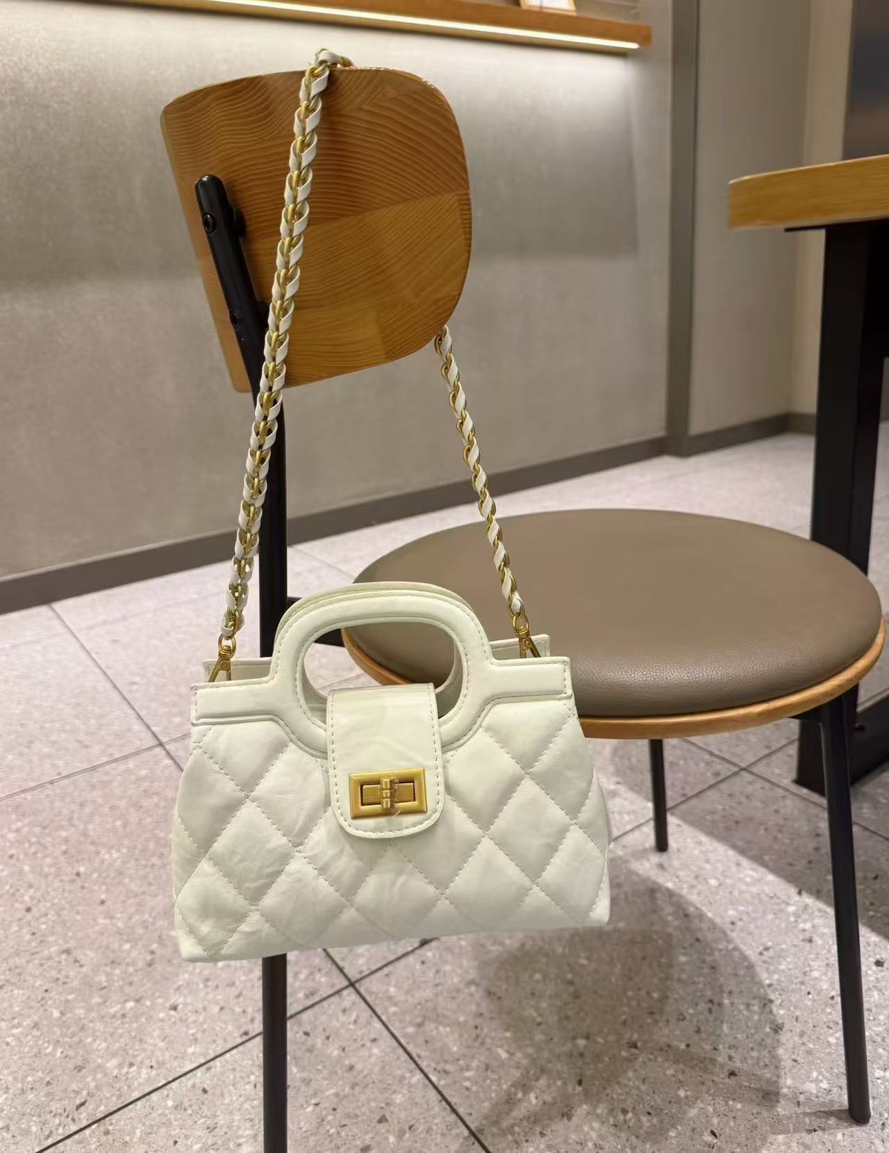 Women's Classic Style Diamond Pattern Chain Summer Vegetable Tanned Women's Messenger Bag