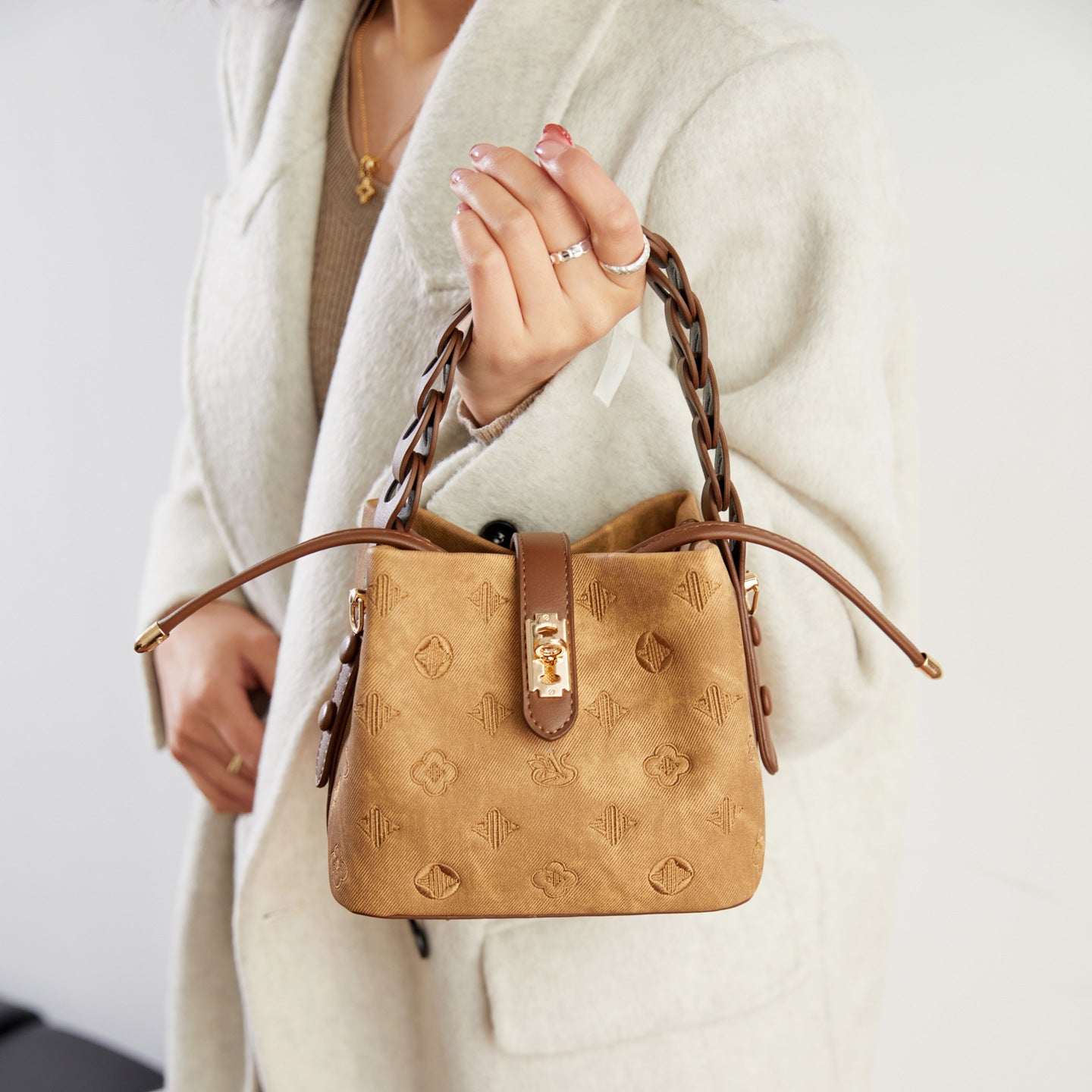Women's Luxury Style Woven Vegetable Basket Embossed Bucket Bag