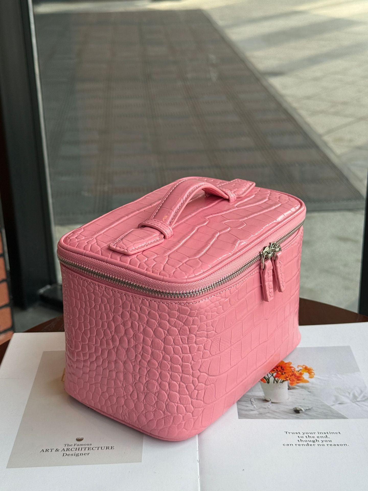 Genuine Cattlehide Leather Surface Crocodile Pattern Pink Wind Portable Storage Makeup Bag