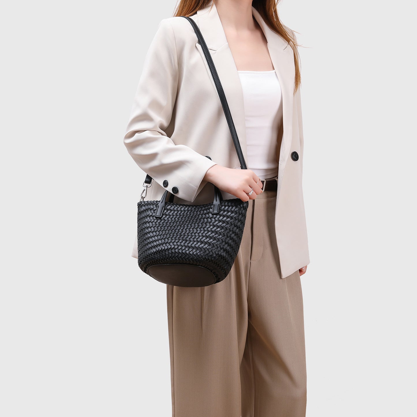 Classy Cowhide Hand-woven Large Capacity Leather Women's Handbag