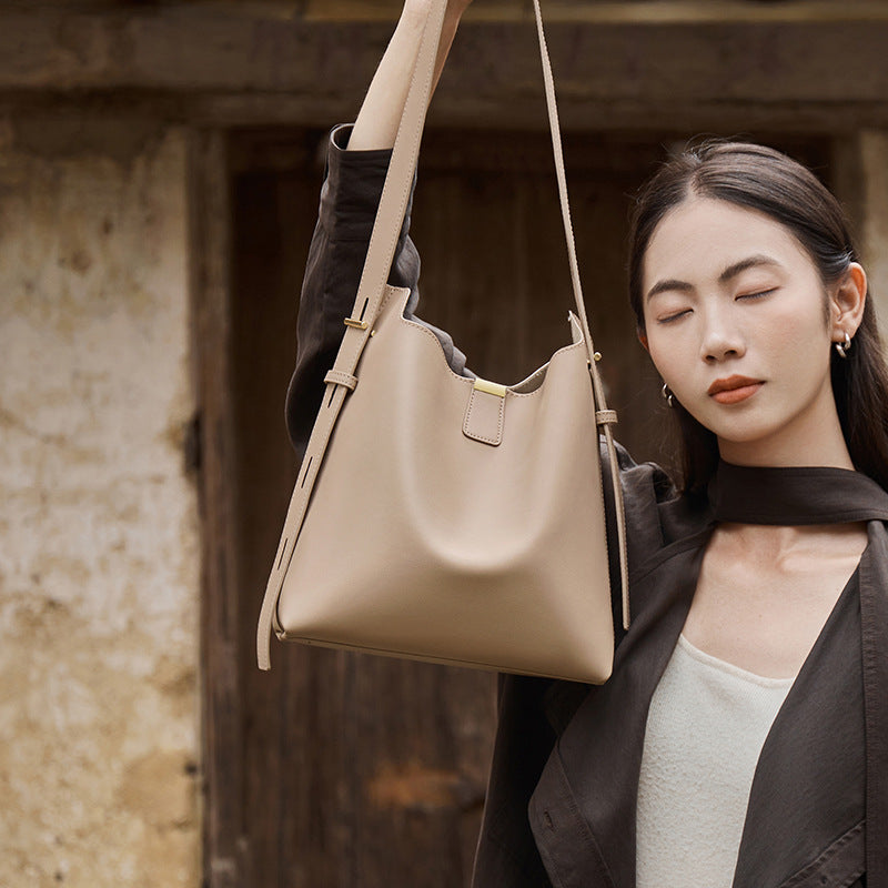 Cool Casual Elegant Women's Free Pendant Bucket Bag